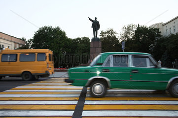Brest  Weissrussland  Strassenszene vor dem Lenindenkmal