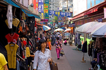 Seoul  Suedkorea  Verkaufsgasse auf dem Namdaemun Markt
