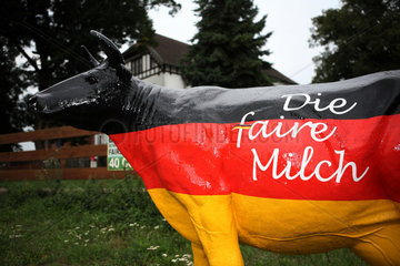 Kerkow  Deutschland  Kunstkuh Faironika wirbt in Nationalfarben fuer faire Milchpreise