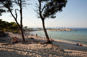 Vourvourou  Griechenland  Touristen am Badestrand Karidi Beach Halbinsel Sithonia