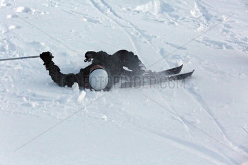 Krippenbrunn  Oesterreich  ein Junge ist beim Skifahren gestuerzt