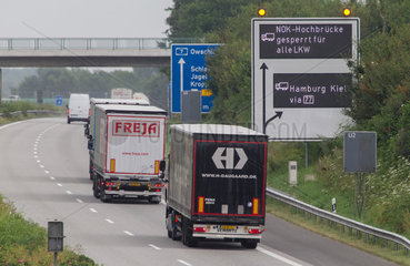 Jagel  Deutschland  Sperrung der Rader Hochbruecke fuer LKWs