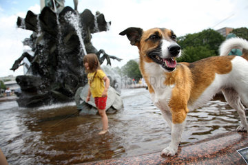 Berlin  Deutschland  Kind und Hund am Neptunbrunnen am Alexanderplatz