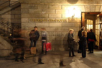 Berlin  Deutschland  Besucher vor der Deutschen Staatsoper Unter den Linden