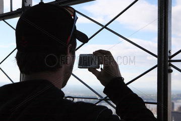 New York City  USA  Tourist fotografiert vom Empire State Building aus