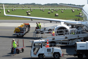 Tinnum  Deutschland  Koffer werden auf dem Flughafen Sylt in ein Flugzeug verladen
