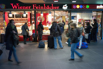Berlin  Deutschland  Wiener Feinbaecker auf dem Berliner Hauptbahnhof