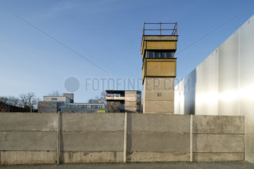 Berlin  Deutschland  Wachturm an der Mauergedenkstaette in der Bernauer Strasse