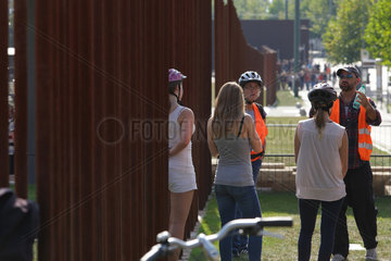 Berlin  Deutschland  Besucher auf dem Gelaende der Gedenkstaette Berliner Mauer an der Bernauer Strasse