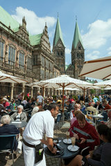 Bremen  Deutschland  Strassencafe auf dem Marktplatz