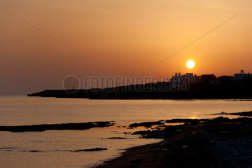 Girne  Tuerkische Republik Nordzypern  Sonnenaufgang am Mittelmeer