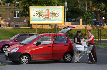 Cheb  Tschechische Republik  Frauen packen ihre Einkaeufe ins Auto