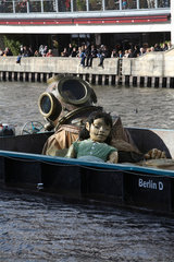 Berlin  Deutschland  der grosse Riese und die kleine Riesin im Boot auf der Spree
