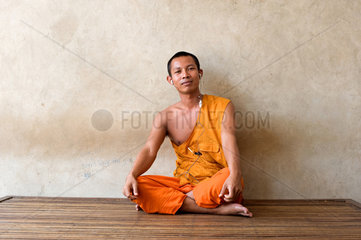 Phnom Penh  Kambodscha  buddhistischer Moench mit Kopfhoerern