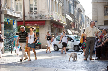 Avignon  Frankreich  eine belebte Strasse in der Provence