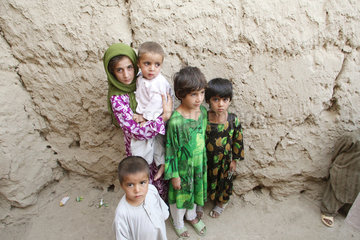 Kanam  Afghanistan  Kinder die ihre Mutter und zwei Geschwister verloren haben