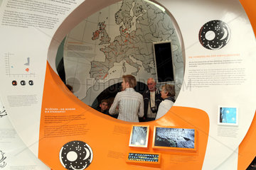 Wangen  Deutschland  Besucher in der Ausstellung Arche Nebra