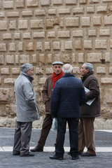 Oristano  Italien  aeltere Maenner in der Altstadt von Orsitano unterhalten sich