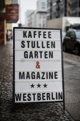 Berlin  Deutschland  ein Strassenaufsteller vor dem Kaffee Westberlin