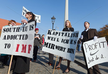 Berlin  Deutschland  Anhaenger der Occupy-Bewegung demonstrieren in der Innenstadt