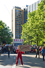 Berlin  Deutschland  Demonstranten vor dem Axel Springer Verlagsgebaeude