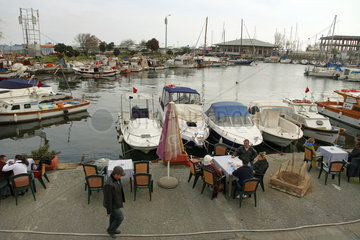 Istanbul  Tuerkei  Yachthafen Atakoey Marina im Stadtteil Bakirkoey am Marmarameer