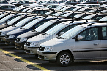 Bremerhaven  Deutschland  Neuwagen der Marke Hyundai warten auf die Verschiffung