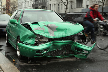 Berlin  Deutschland  Unfallauto auf der Strasse