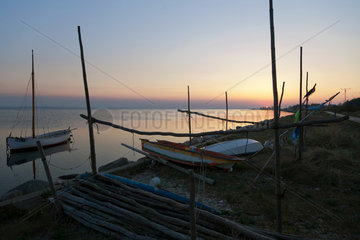 Kussfeld  Polen  Segelboot und Fischerboote bei Sonnenuntergang an der Danziger Bucht