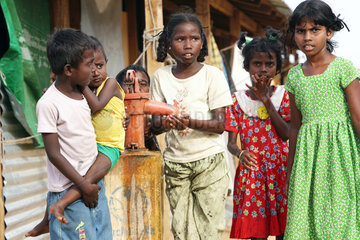 Batticaloa  Sri Lanka  Maedchen in einem Fluechtlingslager