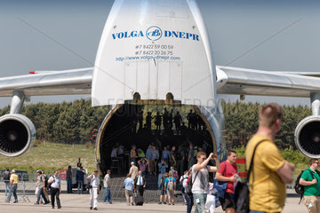 Schoenefeld  Deutschland  Besucher auf der ILA 2014 bei einer Antonov