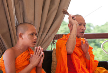 Phnom Penh  Kambodscha  buddhistischer Moench segnet die Crew des Flussschiffes Jayavarman