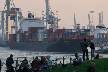 Hamburg  Deutschland  ein Containerschiff laeuft in den Hamburger Hafen ein