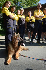 Berlin  Deutschland  Brieftraeger lernen den richtigen Umgang mit Hunden beim Workshop Postbote-Hund