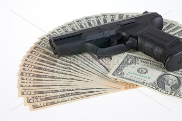 Berlin  Deutschland  US-Dollarscheine gefaechert mit Waffe