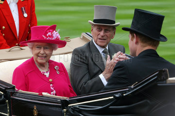 Ascot  Grossbritannien  Queen Elisabeth II und Ehemann Prince Philip sitzen in einer Kutsche