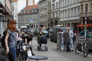 Berlin  Deutschland  Strassencafe in der Neuen Schoenhauser Strasse