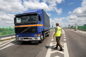 Koroszczyn  Polen  polnischer Grenzschuetzer bei der Kontrolle eines LKWs bei der Einfuhr