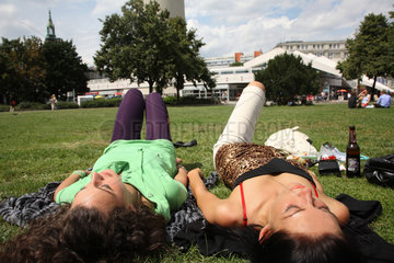 Berlin  Deutschland  junge Frauen sonnen sich am Alexanderplatz