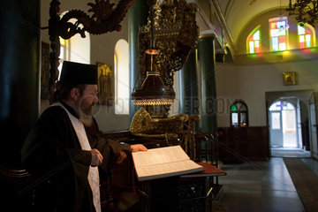 Heybeliada  Tuerkei  griechisch-orthodoxer Priester beim Abendgottesdienst