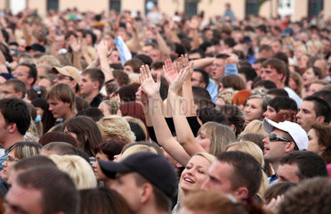 Grodno  Weissrussland  Menschenmenge beim Feiern auf einem Open Air Konzert