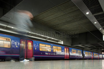 London  Grossbritannien  ein ankommender Zug am Bahnhof St Pancras