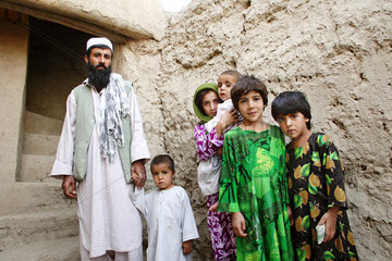 Kanam  Afghanistan  Witwer mit seinen Kindern