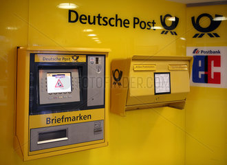 Berlin  Deutschland  Briefmarkenautomat und Briefkasten