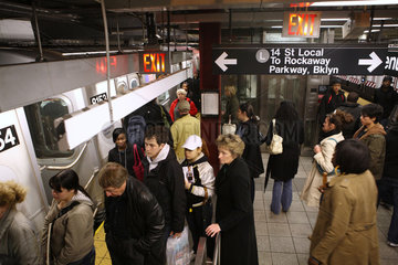 New York City  USA  Fahrgaeste der New Yorker Subway