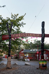 Kopenhagen  Daenemark  Eingang zur sogenannten Freistadt Christiania in der Abenddaemmerung