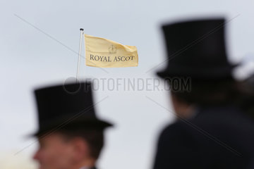 Ascot  Grossbritannien  Fahne der Galopprennbahn weht im Wind