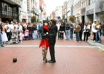 Dublin  Irland  Kuenstler tanzt mit einer Puppe auf der Grafton Street