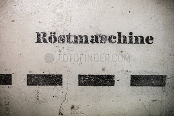 Berlin  Deutschland  Schriftzug Roestmaschine im Five Elephant in Berlin Kreuzberg
