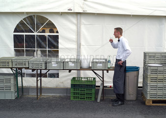 Berlin  Deutschland  Mitarbeiter eines Cateringservices macht Pause
